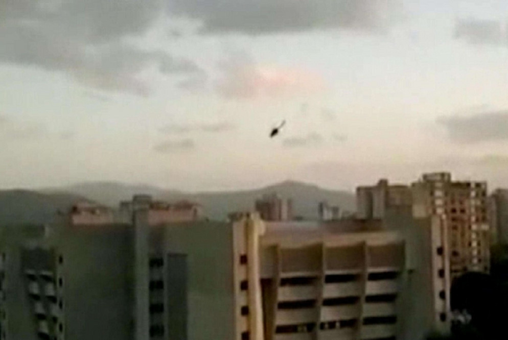 L'elicottero in volo sul papazzo della Corte Suprema a Caracas (Ansa)