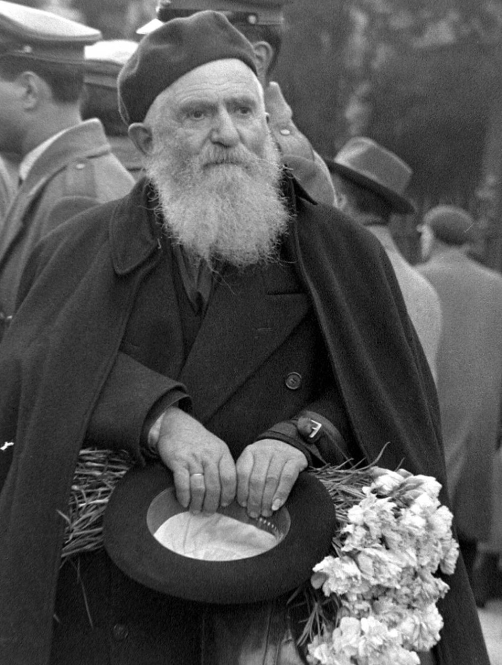 Il prete mendicante con il cappello in mano. Chiedeva l'elemosina in città per aiutare i poveri - Archivio