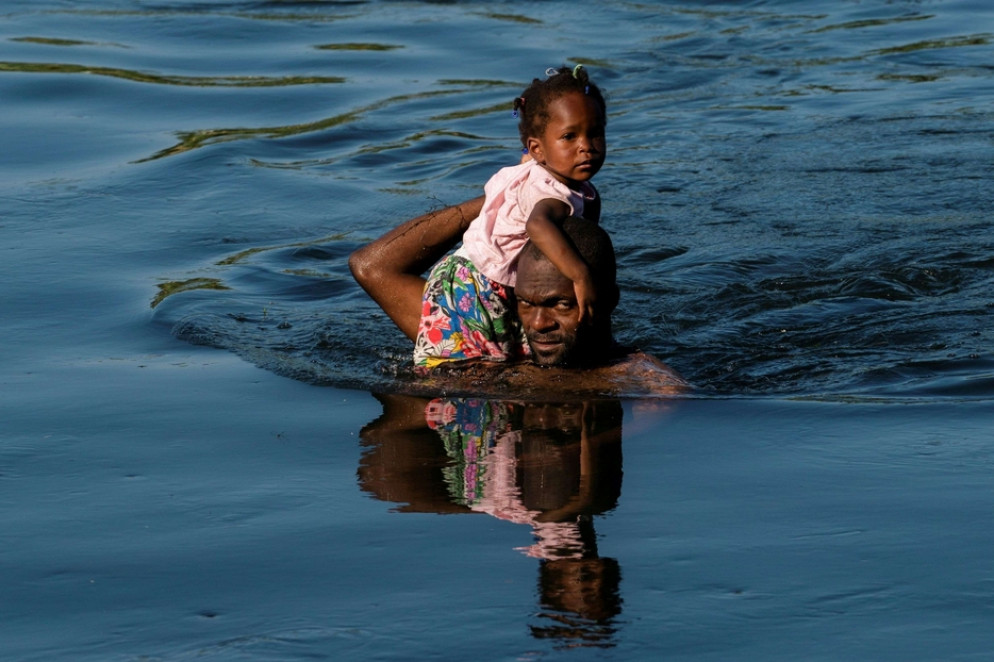 Profughi attraversano il Rio Bravo diretti verso gli Usa - Reuters