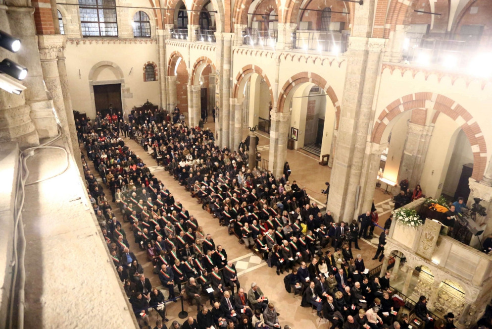 La Basilica di Sant'Ambrogio a Milano durante i Primi Vespri per la festa del patrono
