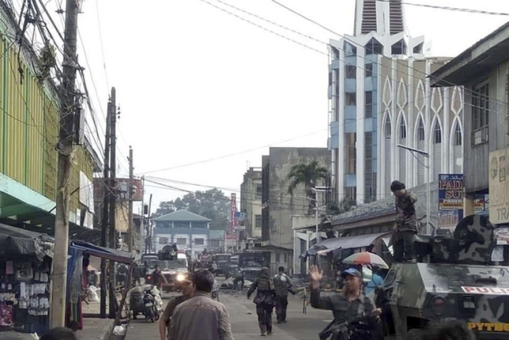 Il cordone di polizia intorno alla cattredale (sulla destra). Foto delle Forze armate filippine via Ansa