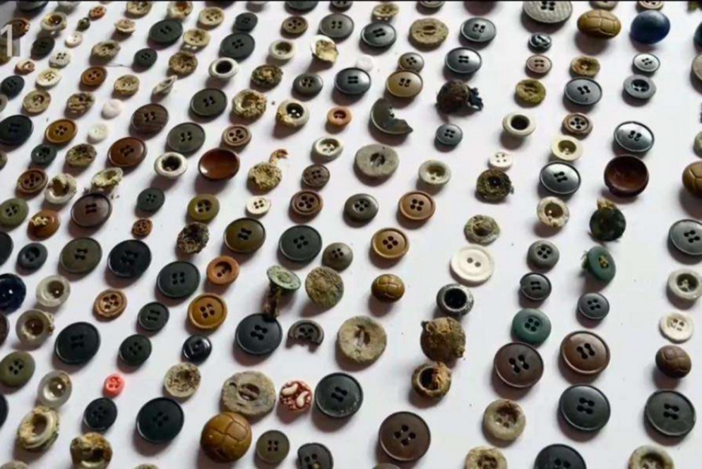 I bottoni recuperati nella Foiba - Foto fornita in conferenza stampa