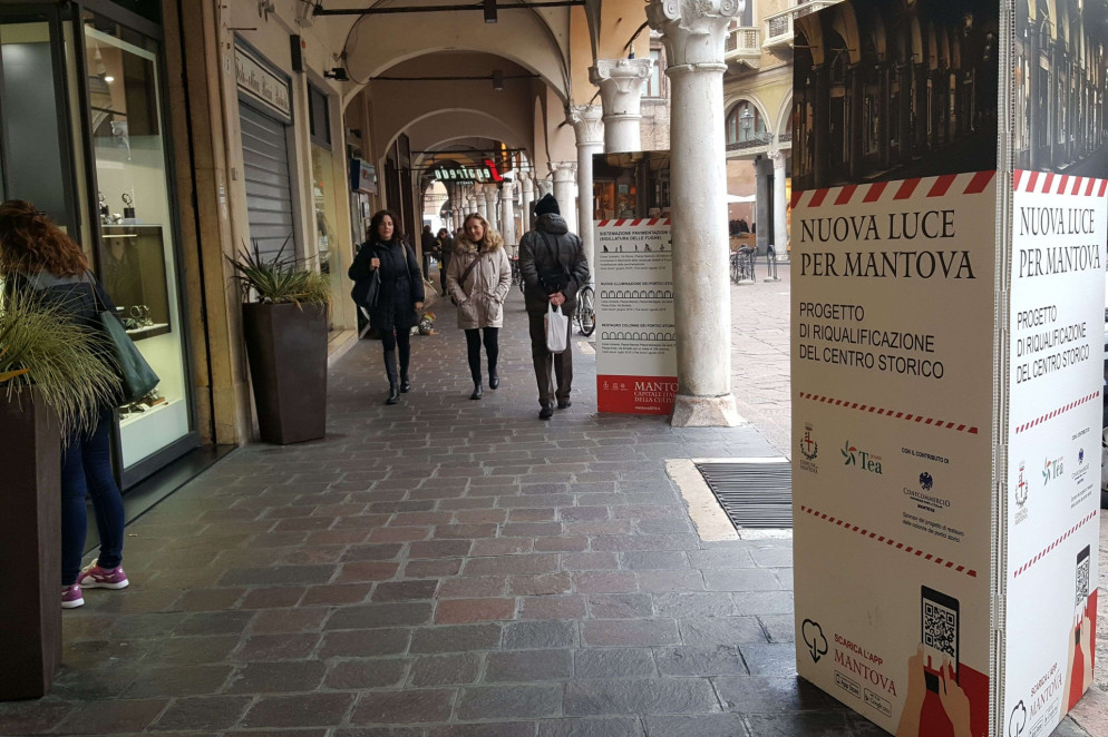 I totem nel centro storico della città dei Gonzaga