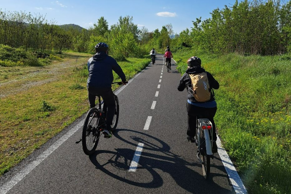 Un gruppo di ciclisti sulla GreenWay Voghera - Varzi - G.Matarazzo