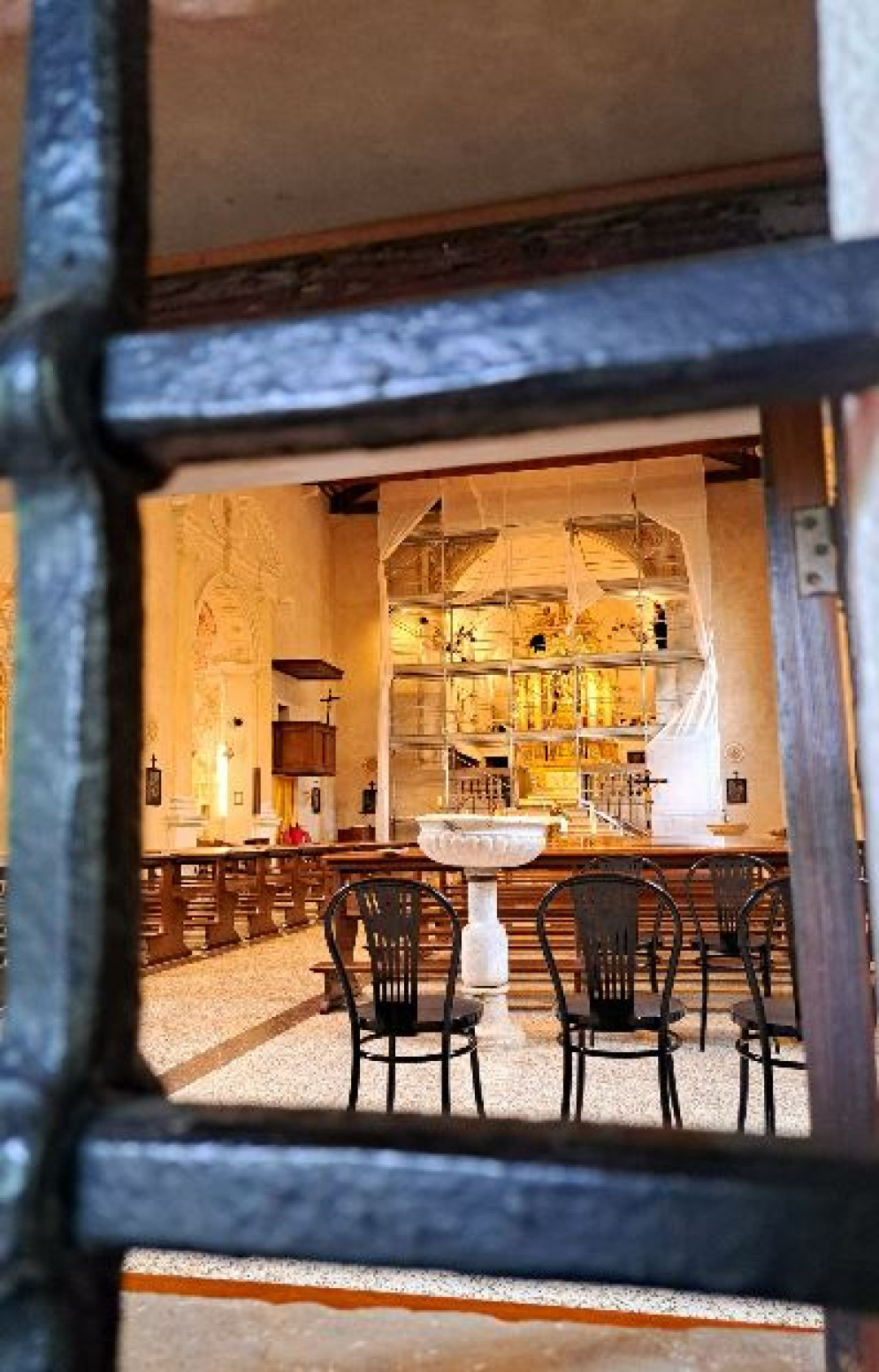 L'interno del Santuario della Santissima Trinità in prossimità delle sorgenti del Livenza - © Giuseppe Matarazzo