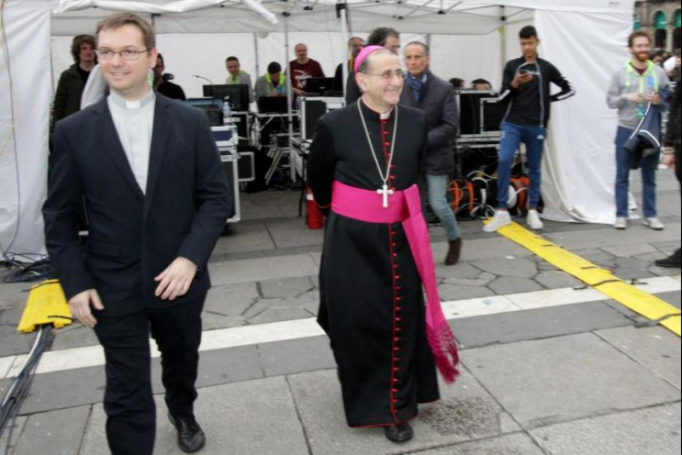 L’arcivescovo di Milano, Mario Delpini, affiancato dal direttore della Fondazione oratori milanesi, don Stefano Guidi - Fotogramma