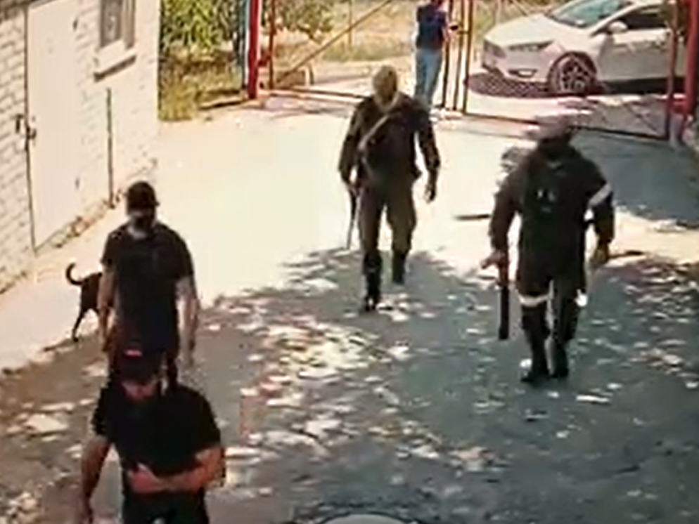 Alcuni uomini armati, e a volto coperto, fanno ingresso in una casa per adolescenti, nel giugno 2022