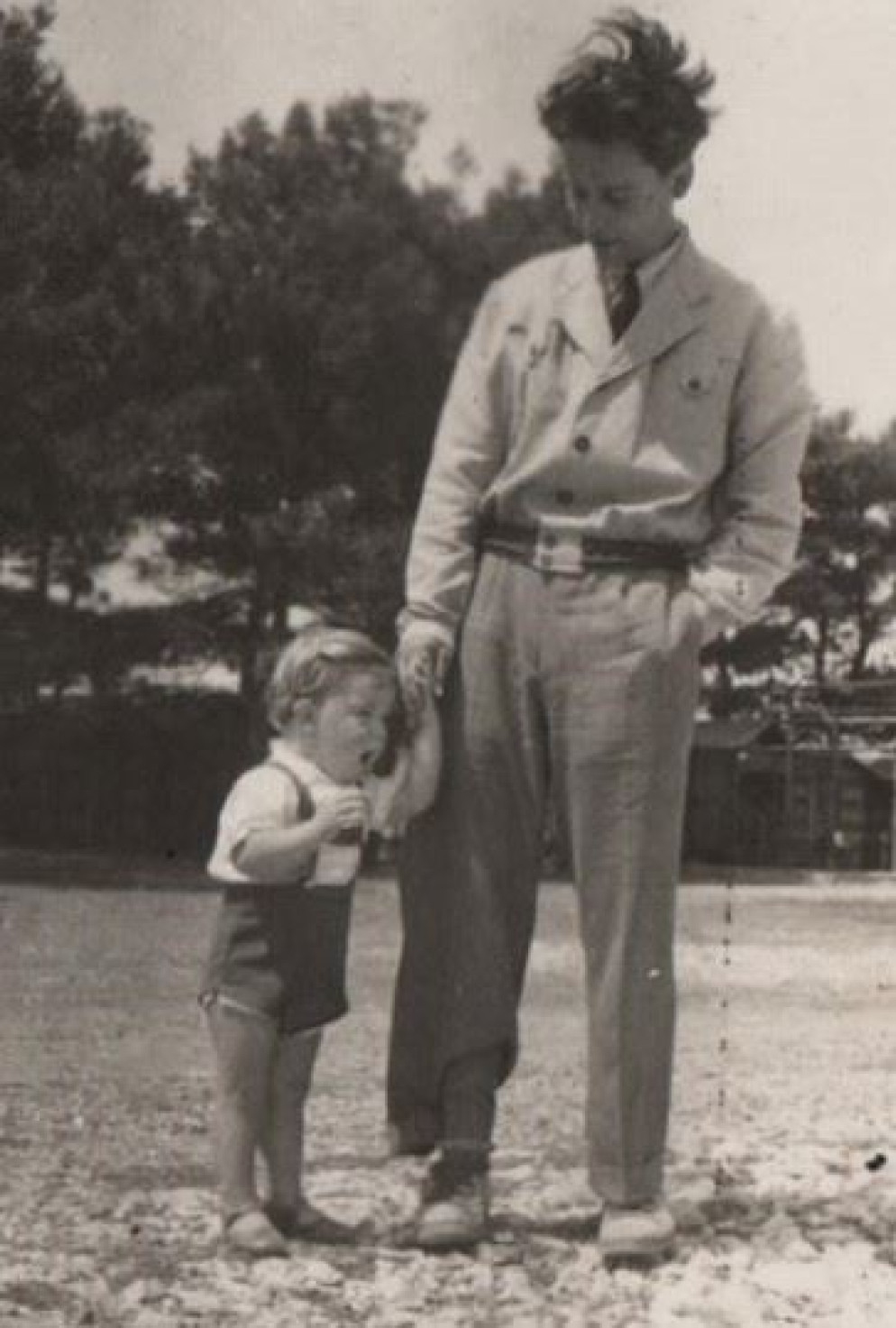 Il piccolo Oreste a Zara con il papà Italo. Mancano pochi mesi all'esodo definitivo - Archivio famiglia Pocorni