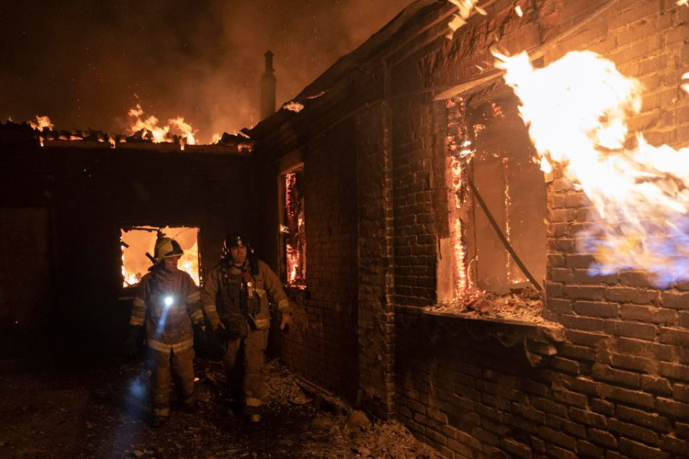 Le fiamme che avvolgono le case di Kharkiv dopo l'attacco dei droni russi - Ansa