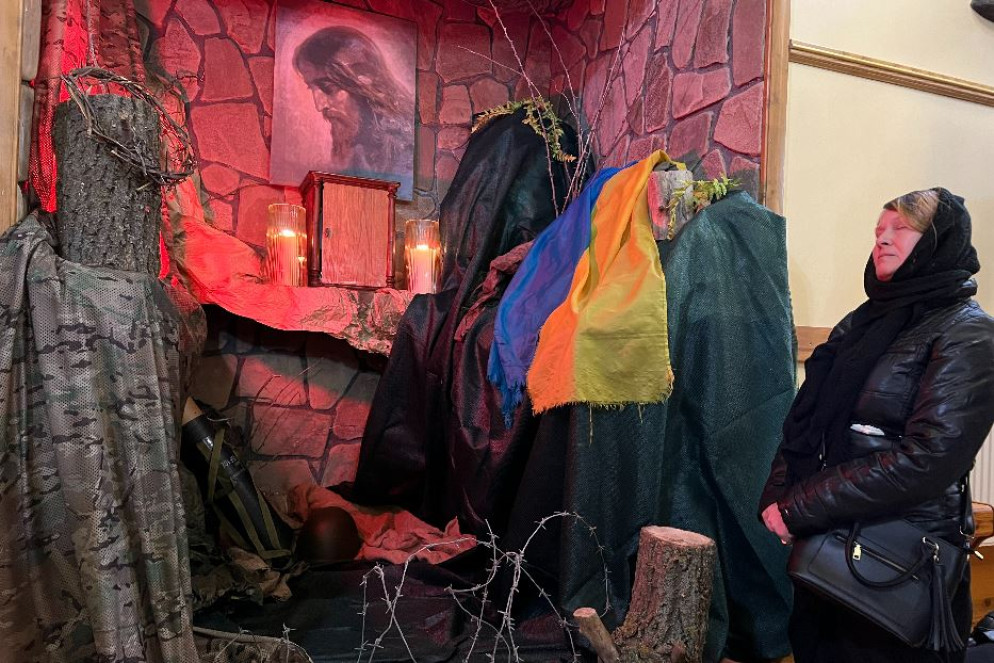 L'altare del Santissimo Sacramento per il Triduo pasquale con il filo spinato, la stoffa militare, un elmetto bellico - Gambassi