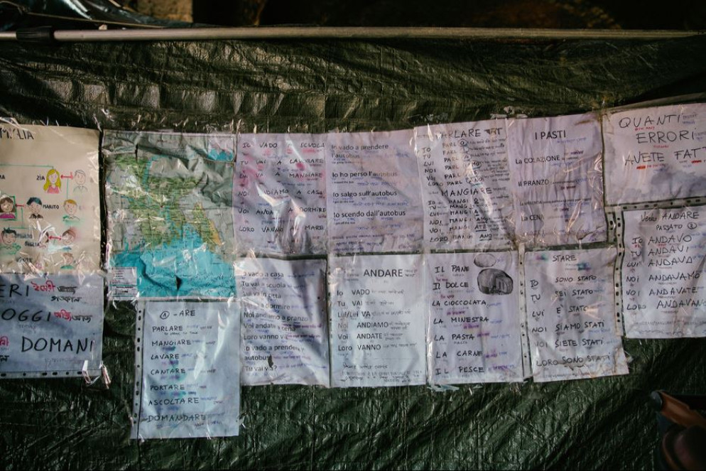 La "lavagna" dei corsi di italiano organizzati dai volontari - Barbara Zanon
