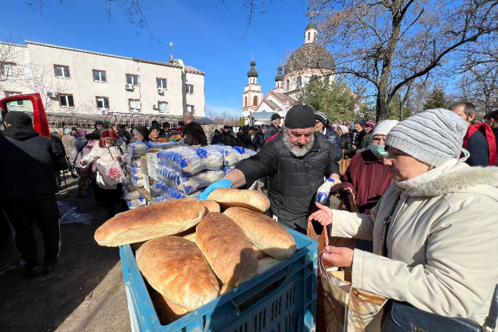 La distribuzione del "pane dei poveri" di guerra a Zaporizhzhia nei giorni del Triduo pasquale - Gambassi