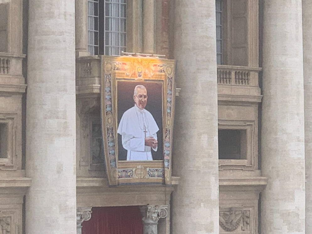 L'arazzo con l'immagine di Giovanni Paolo I - Foto Aigav