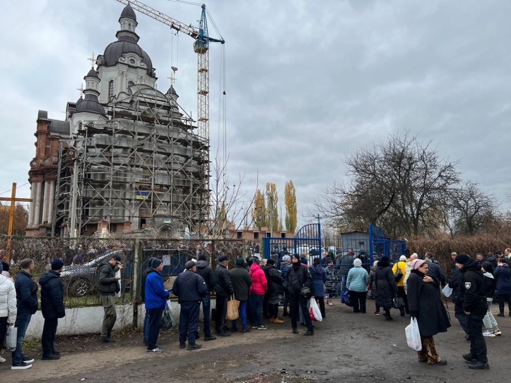 I poveri di guerra in coda per il cibo davanti alla Cattedrale greco-cattolica di Kharkiv - Gambassi