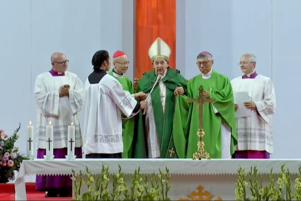 Il Papa al termine della Messa alla "Steppe Arena” di Ulaanbaatar in Mongolia il 3 settembre 2023, assieme al vescovo emerito di Hong Kong, il cardinale John Tong Hon, e il vescovo di Hong Kong, Stephen Chow Sau-yan, oggi cardinale. In quell'occasione il Papa aveva rivolto parole di incoraggiamento ai cattolici cinesi - Vatican Media