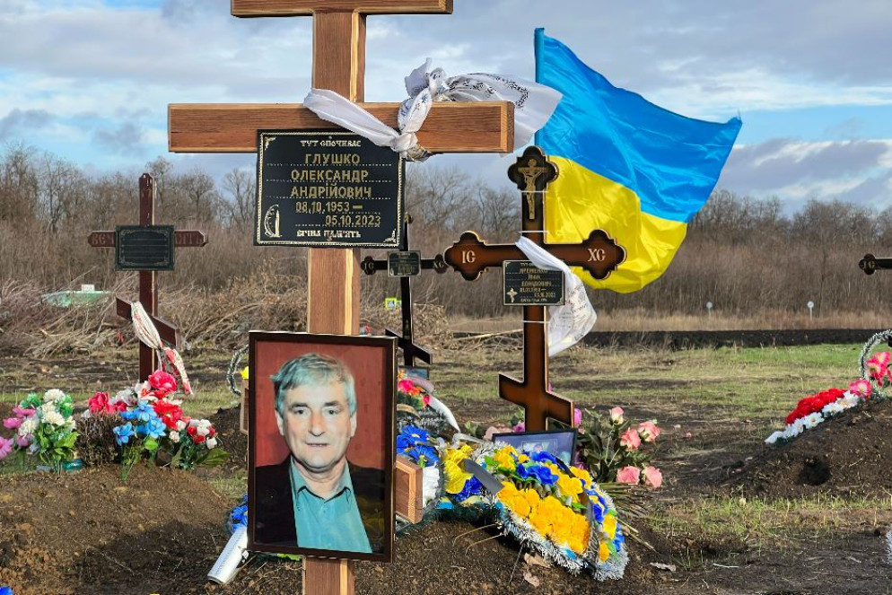 Molte delle tombe del cimitero di Groza indicano come data di morte il 5 ottobre 2023: è il giorno della strage al bar - Gambassi