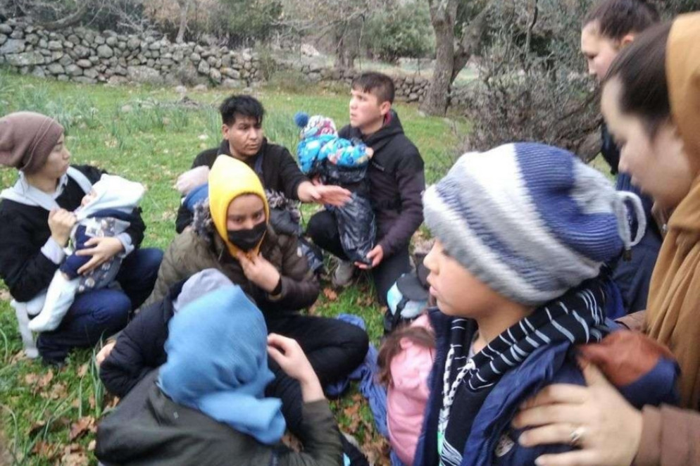 Il gruppo di profughi a Lesbo - Foto pubblicata su Twitter da Aegean Boat Report