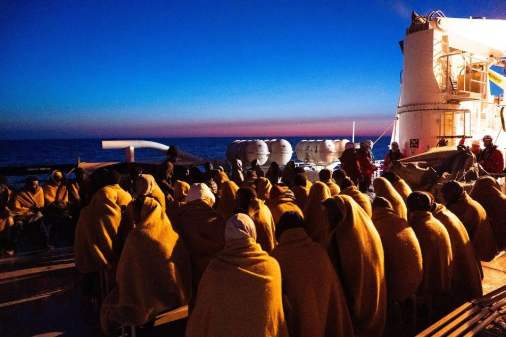 Migranti appena saliti a bordo si riscaldano con le coperte - Davide Preti per Emergency