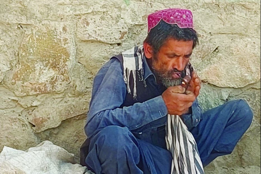 Un fumatore di droga - Foto di Lucia Capuzzi