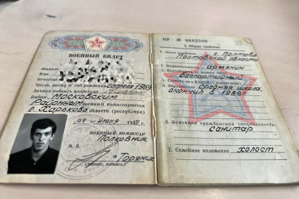 Il tesserino militare sovietico di Soren S., l'unico ancora valido del comandante dell'esercito ucraino - Gambassi