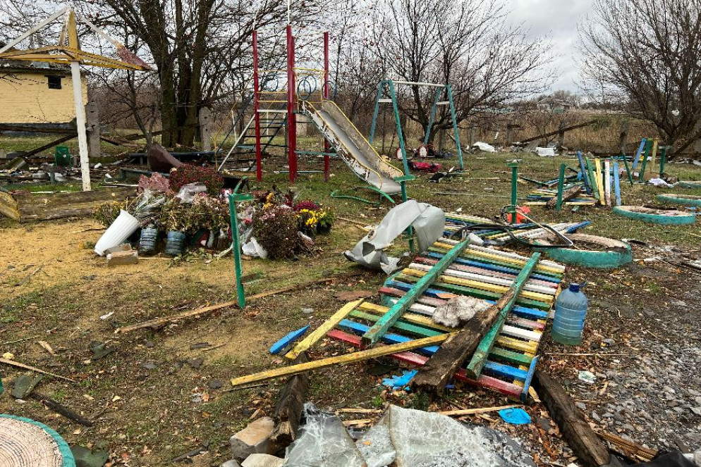 Il parco gioco devastato dall'esplosione del missile russo che ha ucciso 59 persone al bar di Groza - Gamabassi