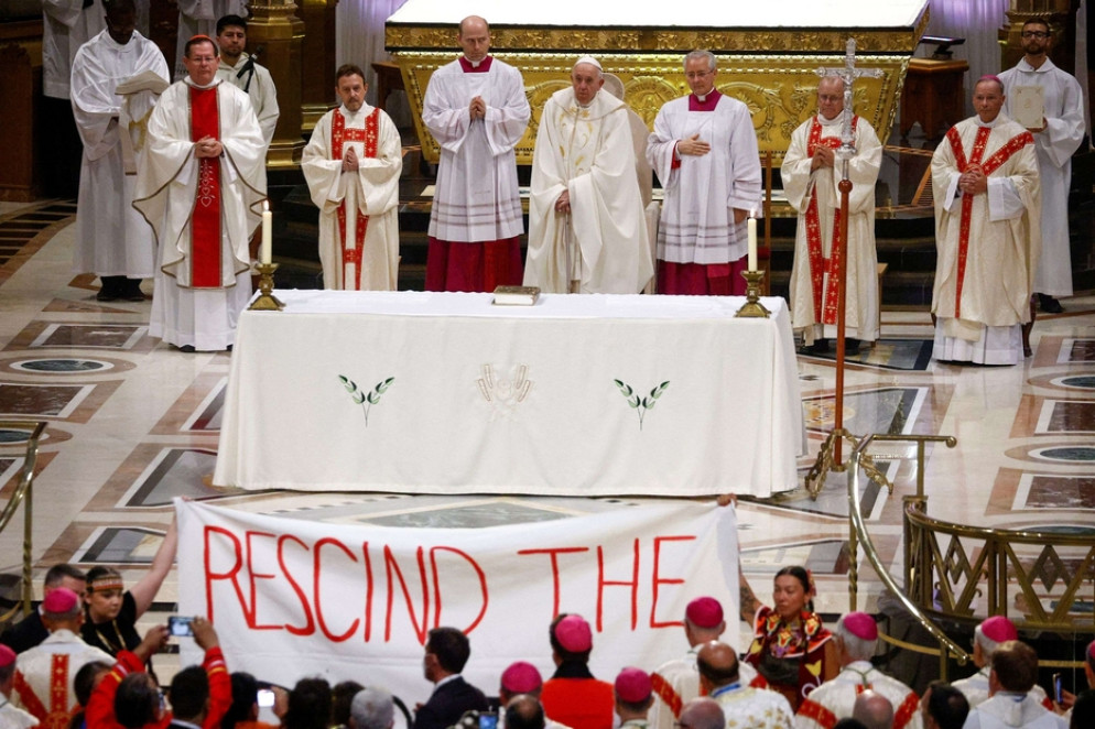 Lo striscione mostrato all'inizio della Messa - Reuters