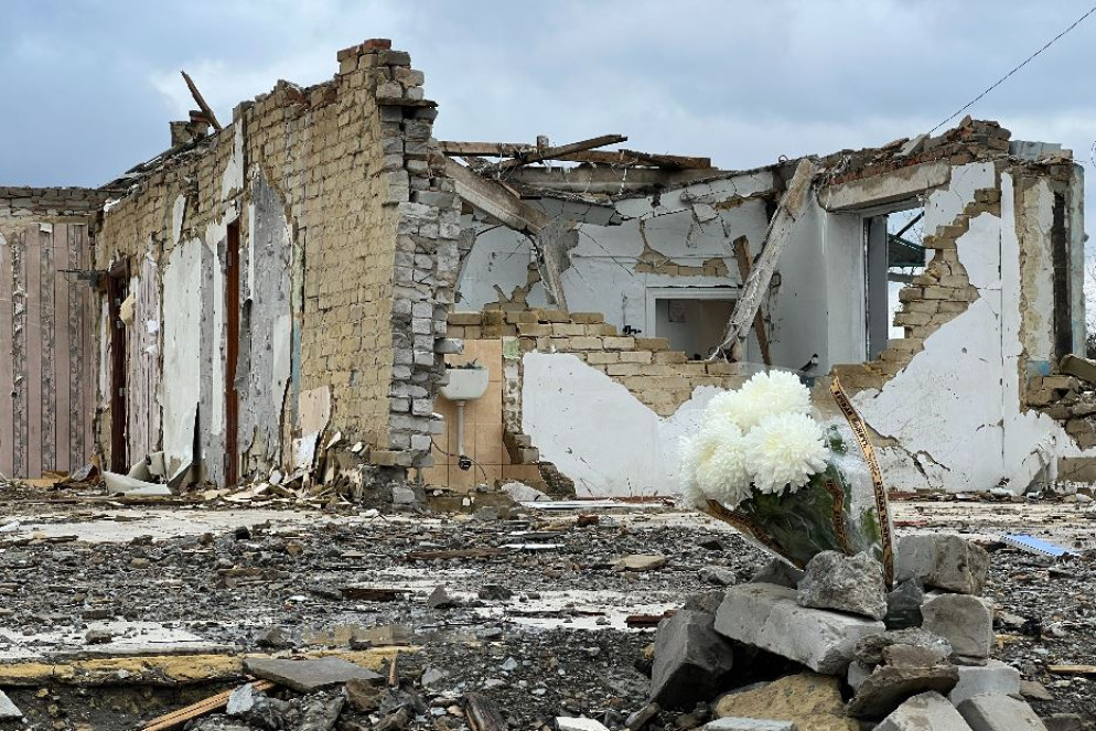 Nel villaggio di Groza i fiori commemorativi fra le macerie del bar centrato da un missile russo dove sono state uccise 59 persona - Gambassi