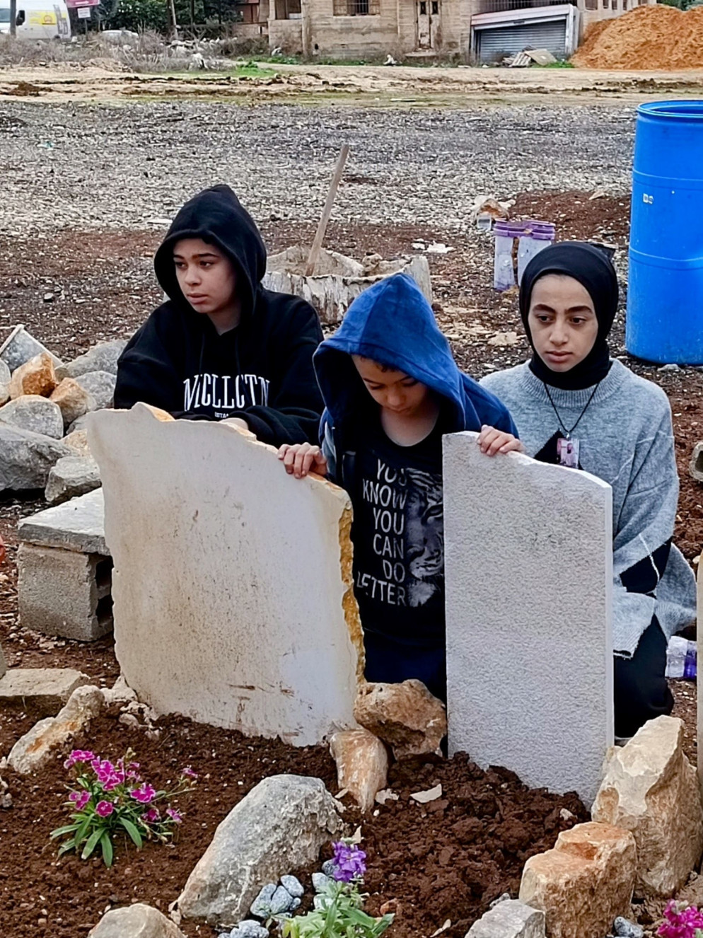 Quattro ragazze pregano sulla tomba del padre, ucciso da un proiettile vagante durante gli scontri a Jenin - Scavo