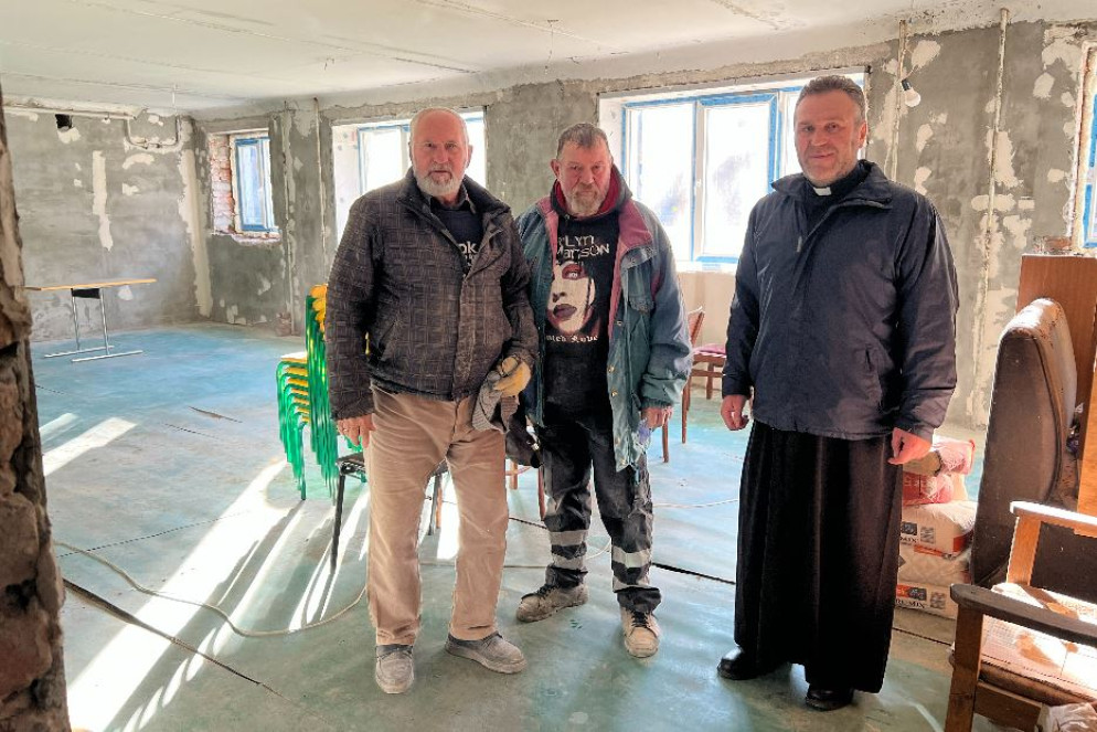 Don Petro Maika nella stanza danneggiata da un missile dove nascerà la prima cappella cattolica di Izyum - Gambassi