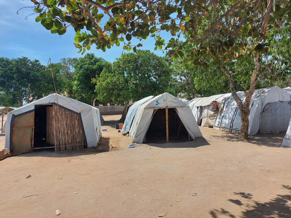 I ricoveri fatti di tende e bambù nel campo sfollati di Manono, a Cabo Delgado: difficile viverci sia con l'afa che con le piogge - Alfieri