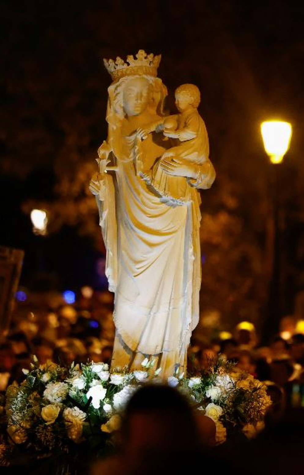 A Parigila processioneche ha riportatoa Notre-Damela statua della Vergine con il Bambino - Reuters
