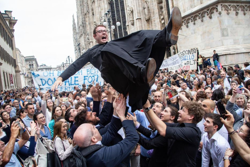 Milano: come tradizione, dopo la Messa, i preti novelli sono stati festeggiati dai fedeli ambrosiani - Ansa