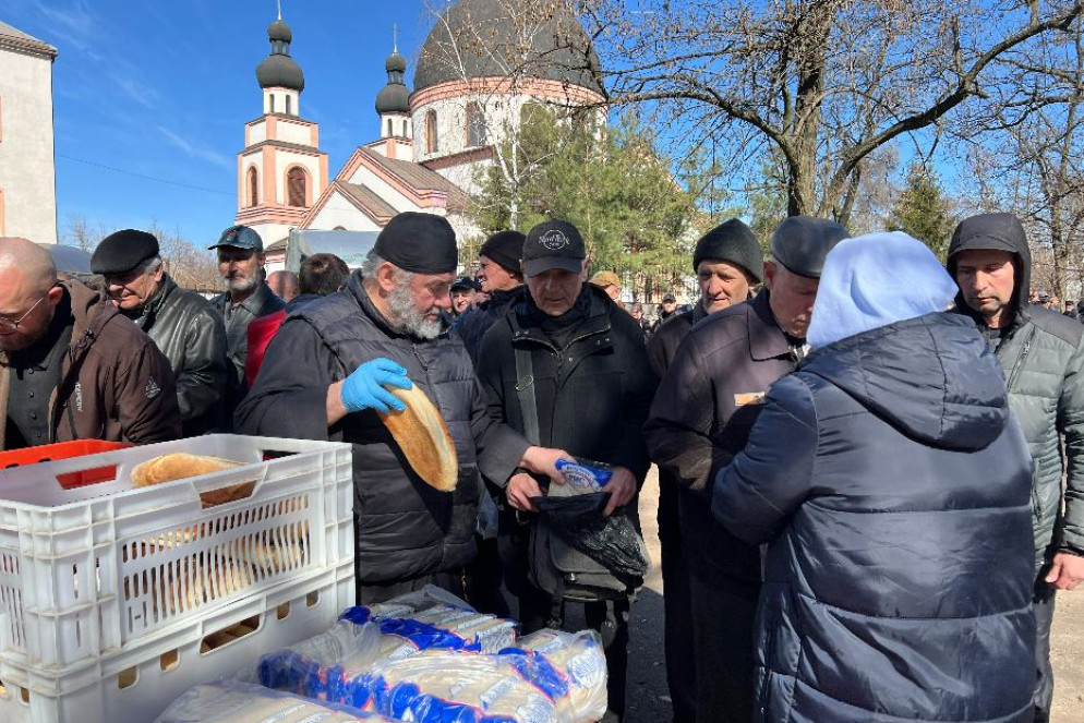 La distribuzione del "pane dei poveri" di guerra a Zaporizhzhia nei giorni del Triduo pasquale - Gambassi