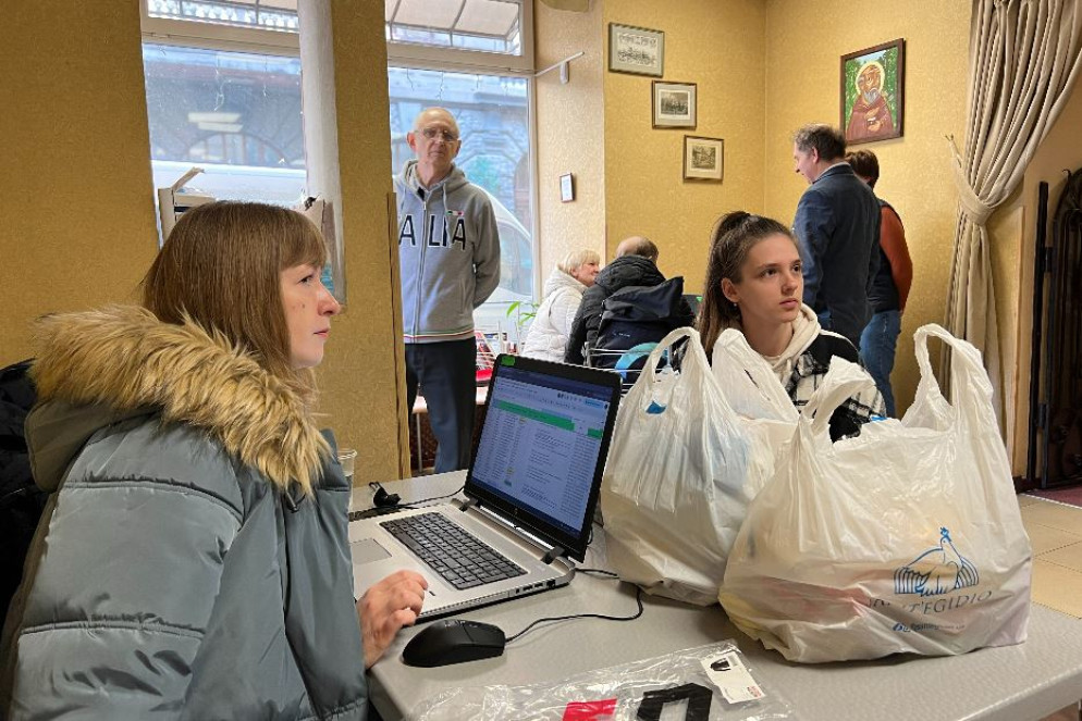 La distribuzione degli aiuti umanitari nell'hub solidale di Sant'Egidio a Leopoli - Gambassi