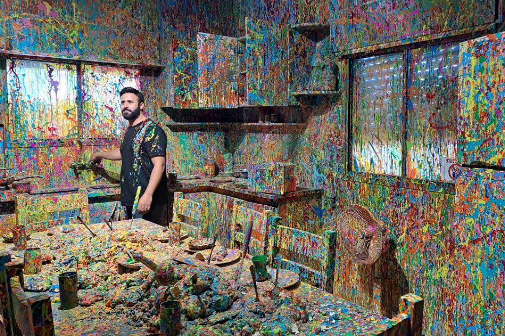 Sam Halaby nella cucina della casa dov'è nato e cresciuto - Brogi