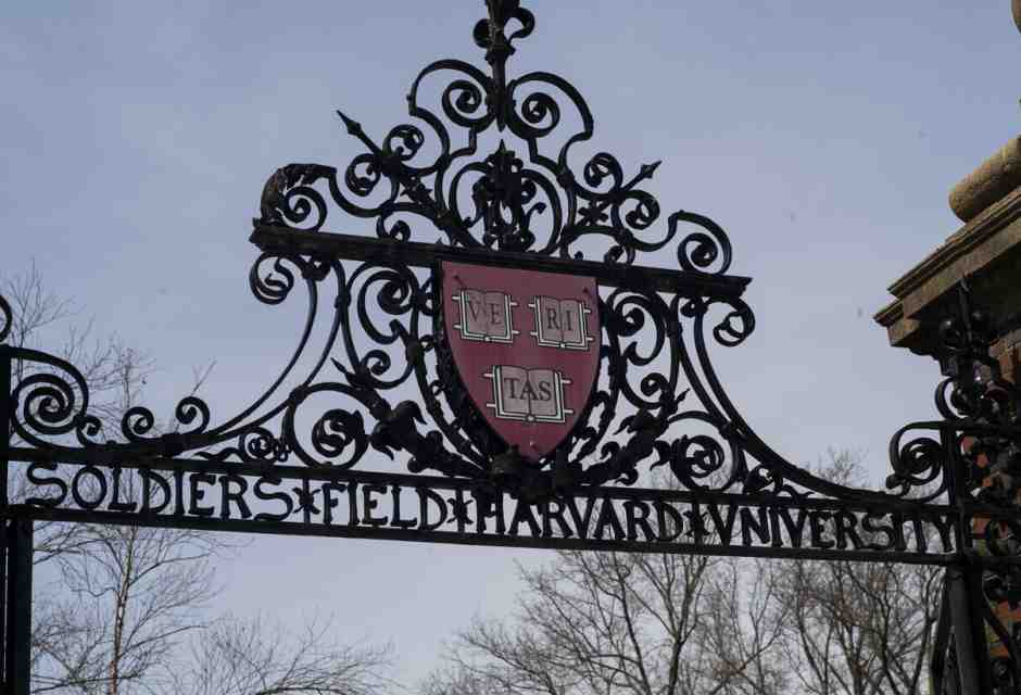 Continua la battaglia tra Trump e Harvard: bloccate le iscrizioni degli studenti stranieri