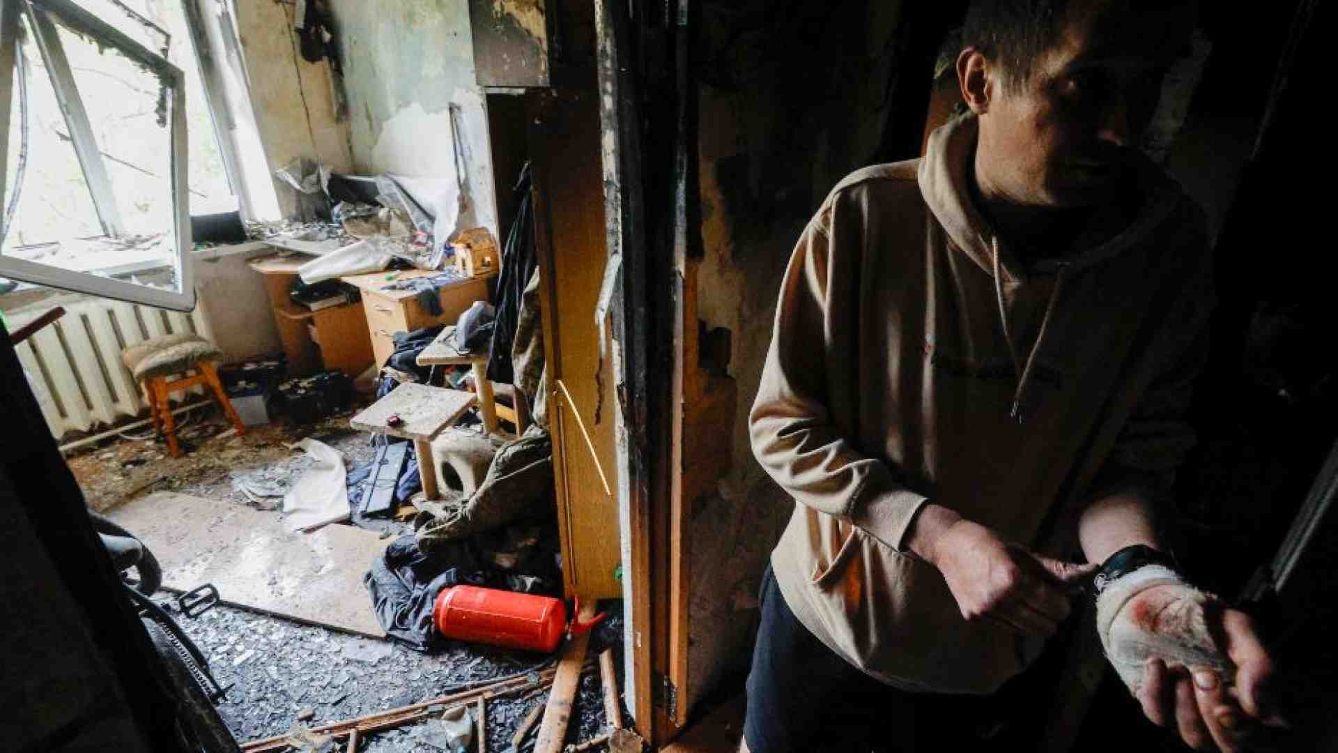 Droni e missili su Kiev, 15 feriti. Zelensky: «Più sanzioni alla Russia»