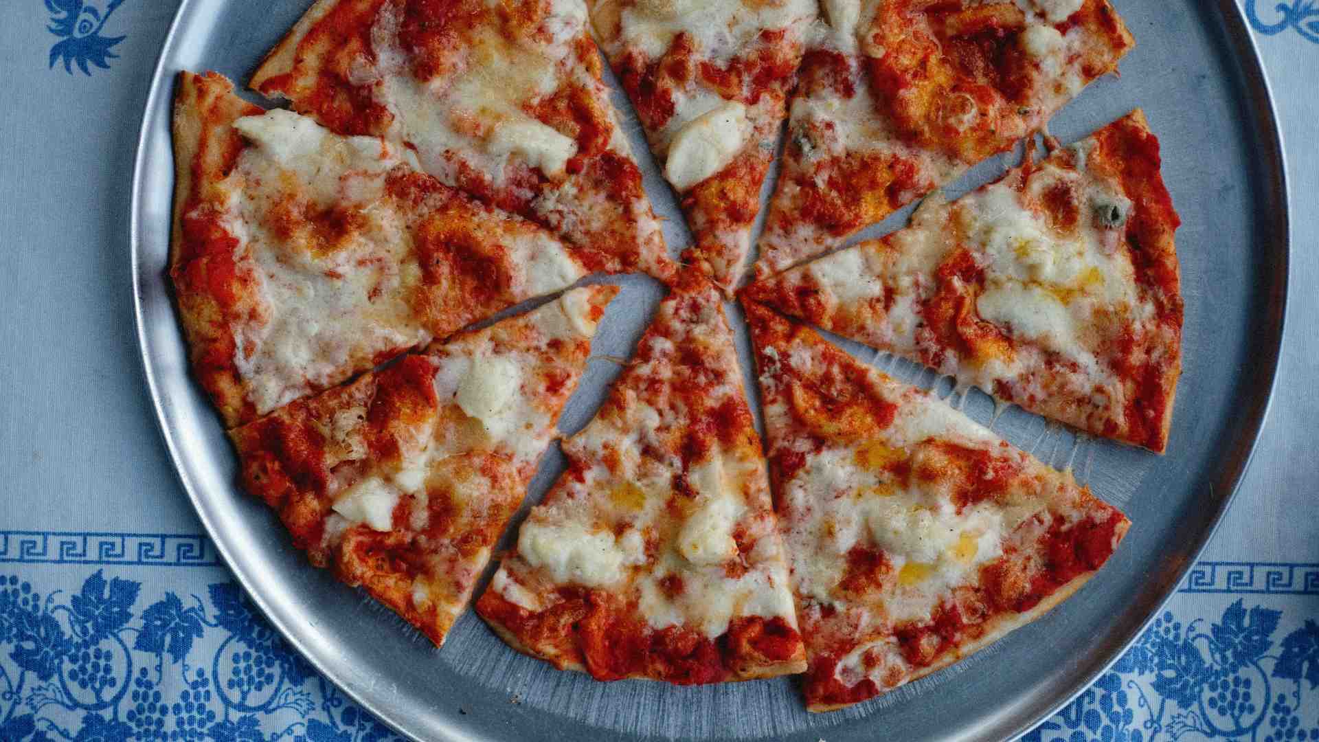 Pizza rossa e sociologia, il tiktoker che ha reinventato il racconto del cibo