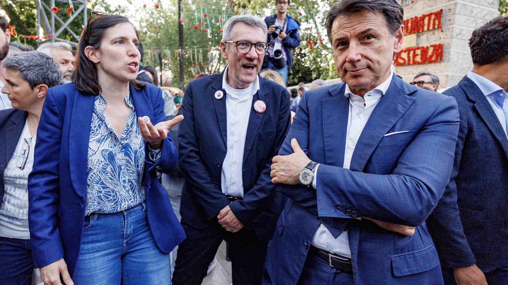 Conte fa il fedayyin su Gaza, Schlein ora pensa alle primarie anticipate. In Sicilia duello Franceschini-Guerini