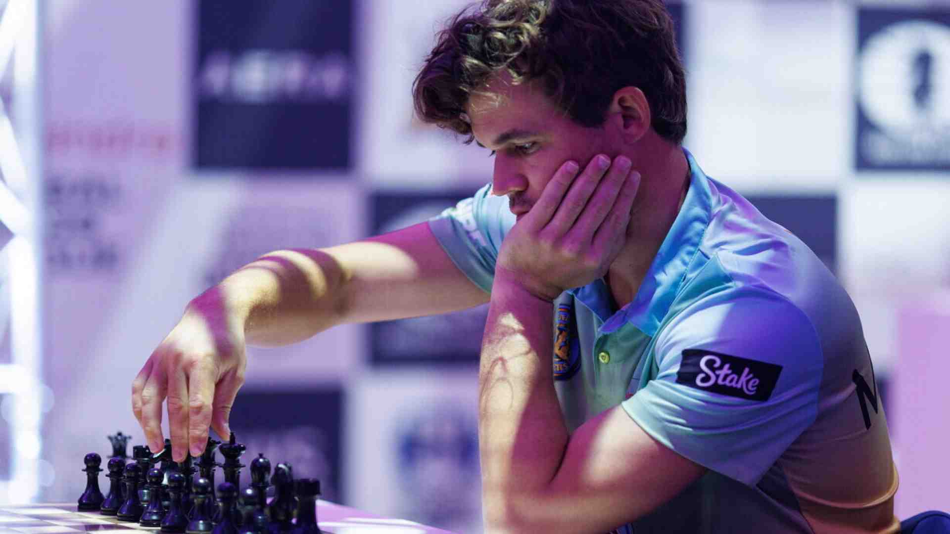 Carlsen solo contro tutti. O meglio, contro 143 mila