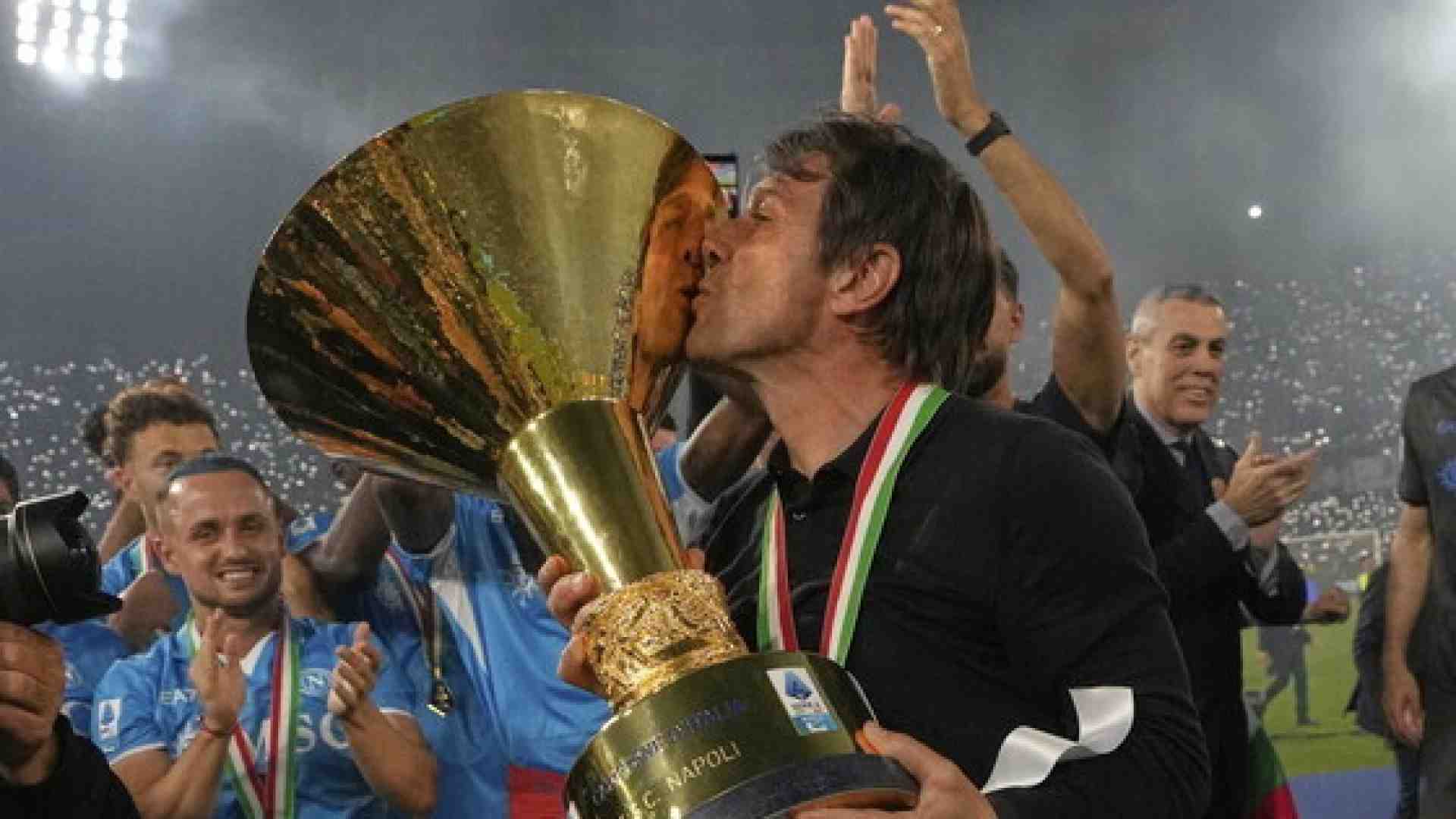 Festeggiato lo scudetto, Napoli attende la scelta di Conte