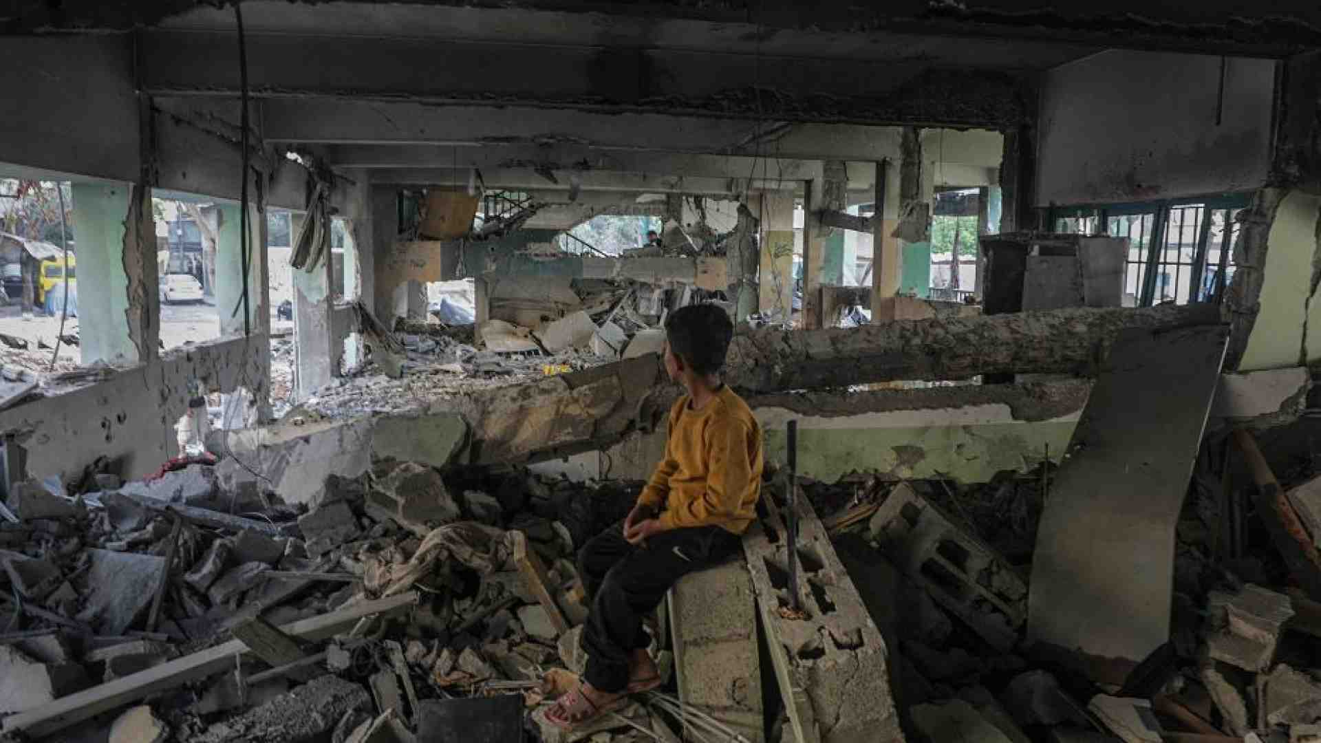 Un'altra strage a Gaza: bombardata una scuola, decine di vittime