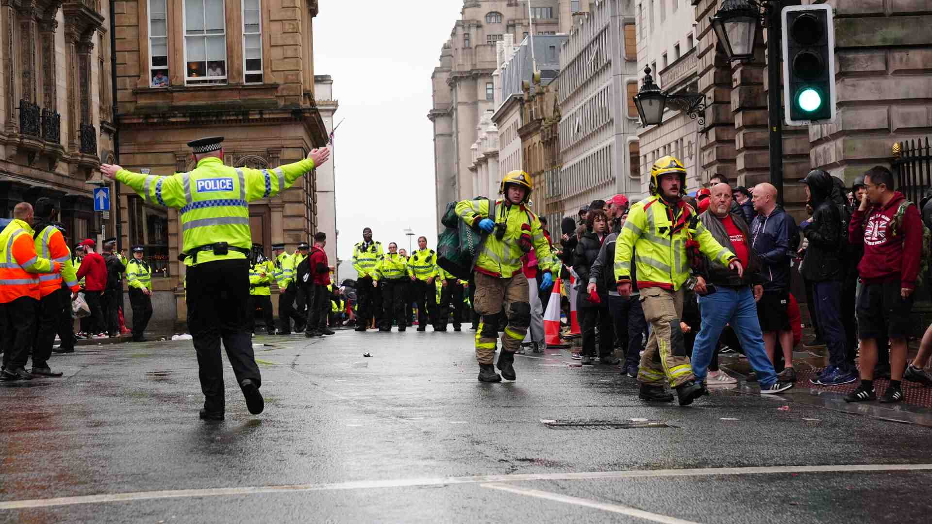 Un'auto travolge i pedoni durante la parata per la vittoria del Liverpool