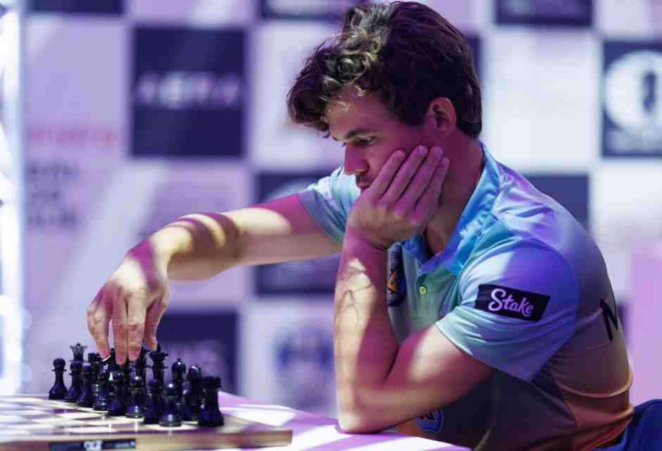 Carlsen solo contro tutti. O meglio, contro 143 mila