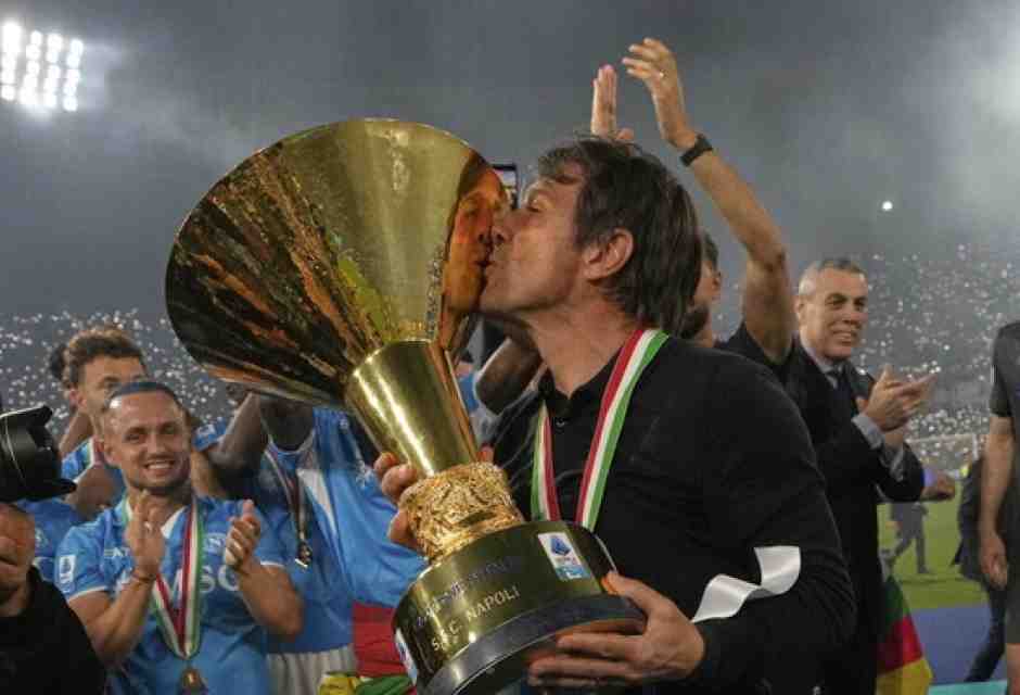 Festeggiato lo scudetto, Napoli attende la scelta di Conte
