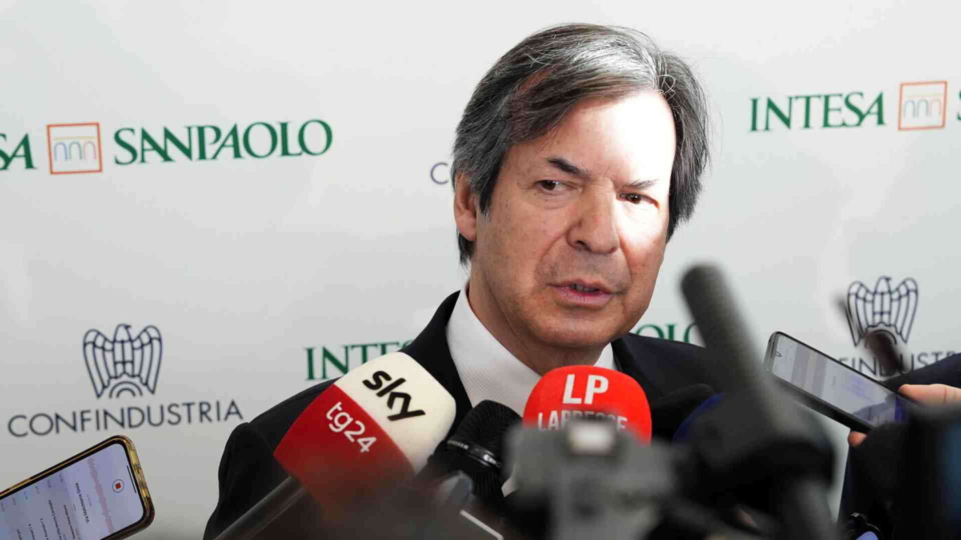 I due consigli di Messina a Orcel per non ingolfare il risiko bancario