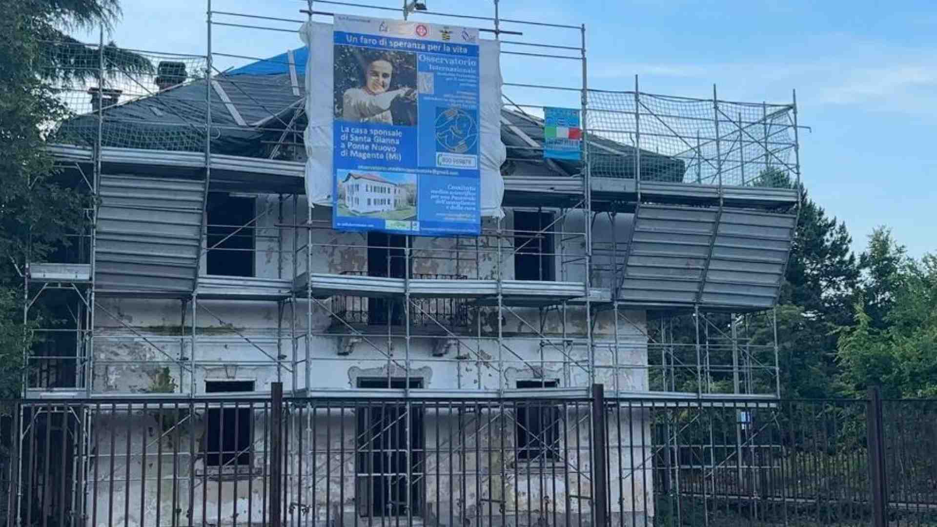 Il volto di Gianna Beretta Molla “veglia” sul cantiere della sua casa