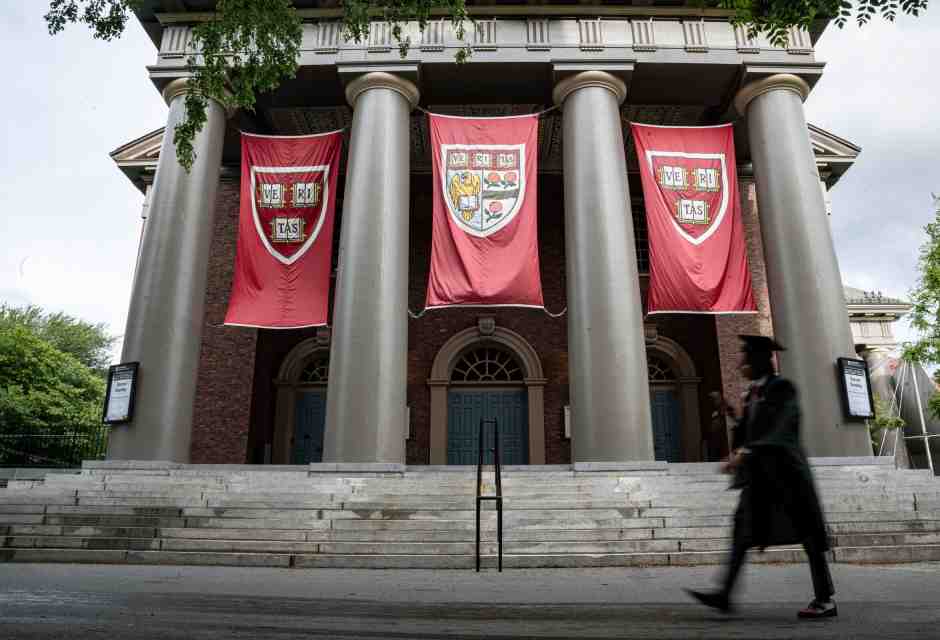 Trump sospende i colloqui per i visti degli studenti stranieri in tutti gli atenei degli Stati Uniti