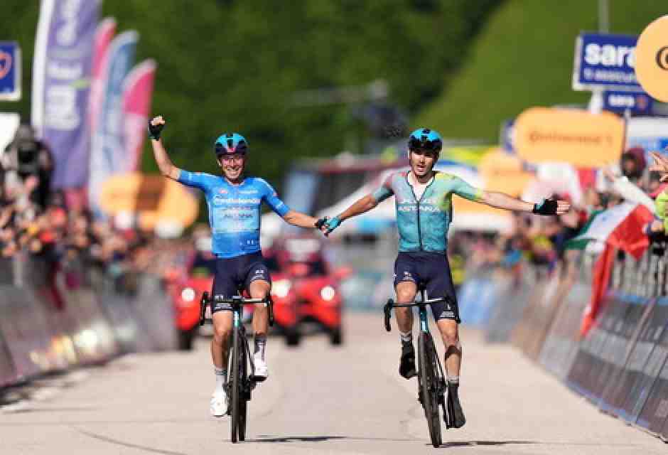 Le montagne ribaltano il Giro d'Italia. Vince Scaroni, Carapaz stacca Del Toro