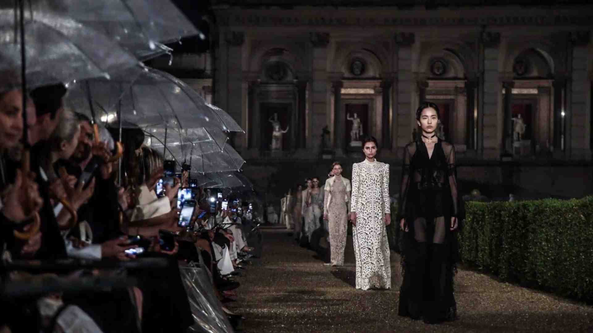 Moda, pioggia e potere: Dior sfila tra statue e grand tour